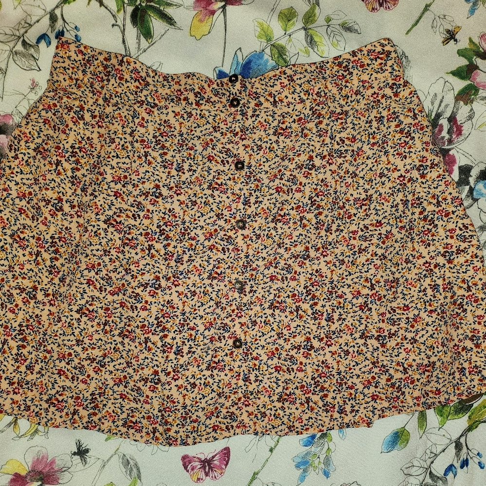 Women's size medium floweral skirt.